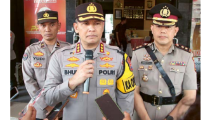 PENDAMPINGAN: Kapolresta Malang Kota Kombes Pol Budi Hermanto memaparkan penyiagaan 500 personel untuk pengamanan HUT Ke-37 Arema kemarin (9/8).