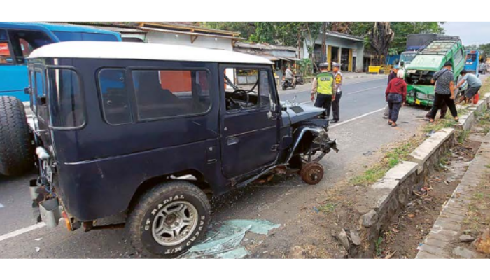 RUSAK: Mobil Toyota Hardtop dan Suzuki Carry mengalami kerusakan di bagian depan setelah bertabrakan di Jalan Raya Desa Krebet Senggrong, Kecamatan Bululawang kemarin siang (9/8).