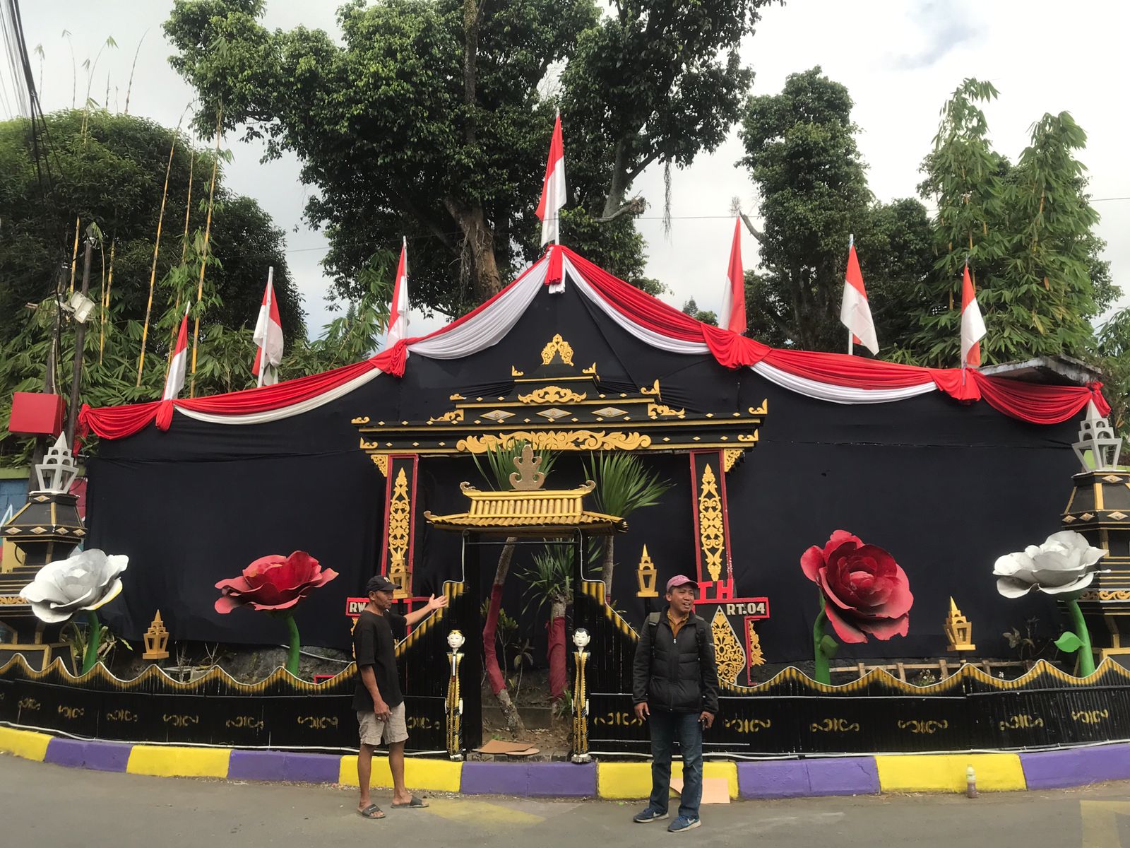 GAYA SOLO: Gapura di Jalan Dewi Sartika Kelurahan Temas didesain dengan gaya khas Solo.