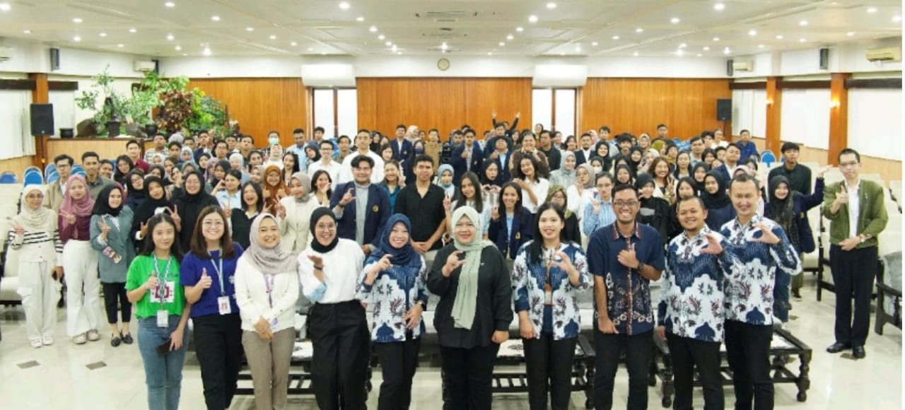 Wakil Rektor III uNMER Malang (Tengah) melakukan sesi foto bersama dengan narasumber dan peserta.