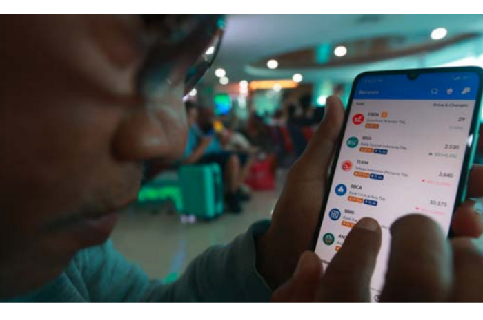 MAKIN DIMINATI: Salah satu investor pasar modal mengecek harga saham beberapa perusahaan lewat ponsel pintar kemarin siang. 