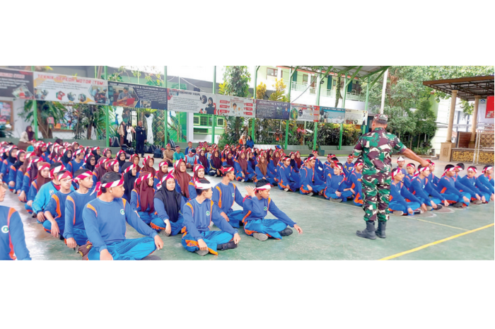 GENERASI MUDA: Para siswa kelas 10 SMKN 12 Malang mengikuti program pendidikan karakter, Jumat (9/8). Acara melibatkan Koramil Blimbing.