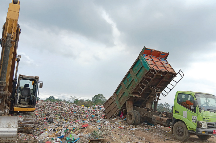 SUMBER PENGHASILAN: Salah seorang warga memungut sampah di area TPA Paras, Kecamatan Poncokusumo.