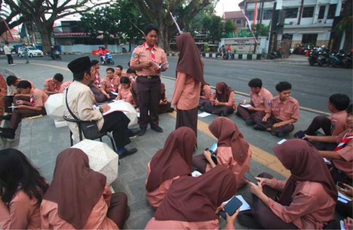 SUPAYA TIDAK BOSAN: Siswa SMAN 4 Malang belajar di area Alun-Alun Tugu pada Jumat (9/8).