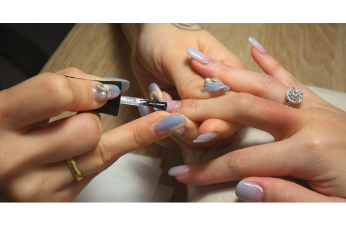 PEMINAT MENINGKAT: Studio nail art di Jalan Melati, Kecamatan Lowokwaru, Kota Malang bisa melayani belasan customer dalam satu hari.