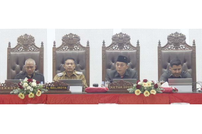 BAHAS P-APBD: Ketua DPRD Kota Malang I Made Riandiana Kartika (tengah) memimpin rapat paripurna pada 5 Agustus lalu.