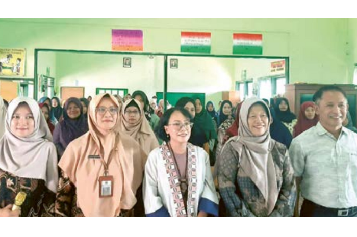 INOVATIF : Kepala Sekolah Harini Bhirowaty SPd MPd (dua dari kiri), bersama Kabid Pendas Disdikbud Muflikh Adhim SE MM (kanan) saat acara parenting di SDN Purwantoro 5, Sabtu (10/8).
