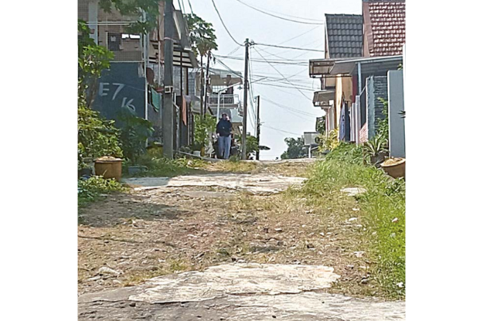 BUKAN TANGGUNG JAWAB PEMDA: Jalan di area Pondok Mutiara Asri, Kecamatan Wagir, Kabupaten Malang ada yang membutuhkan perbaikan. Pemkab tidak bisa memperbaiki karena PSU belum diserahkan.