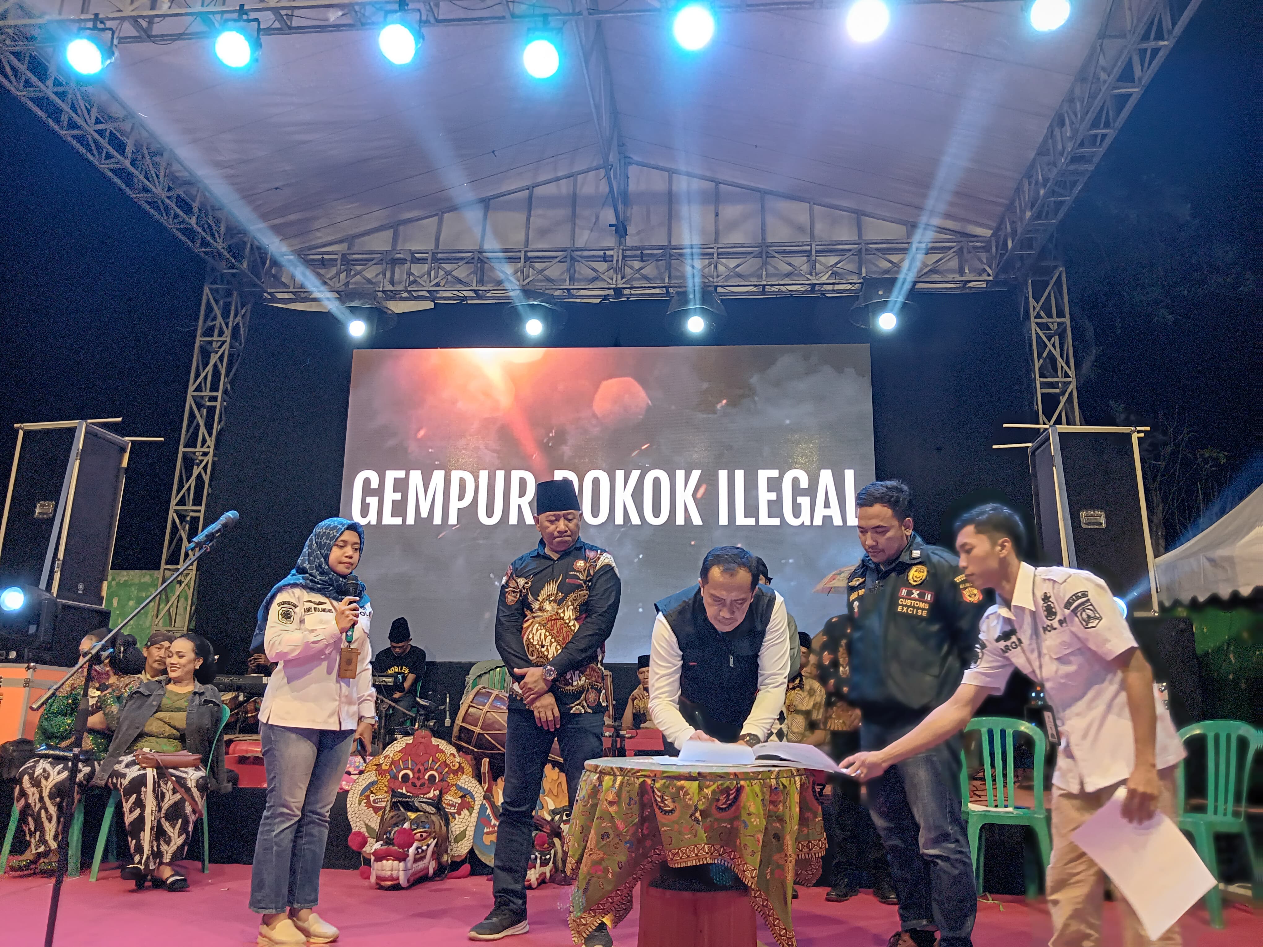 GENCAR SOSIALISASI: Kasatpol PP Kabupaten Malang Firmando Hasiholan Matondang menandatangani kesepakatan gempur rokok ilegal di pantai tamban, Minggu lalu (11/8). Acara dihadiri oleh Kades Tambakrejo