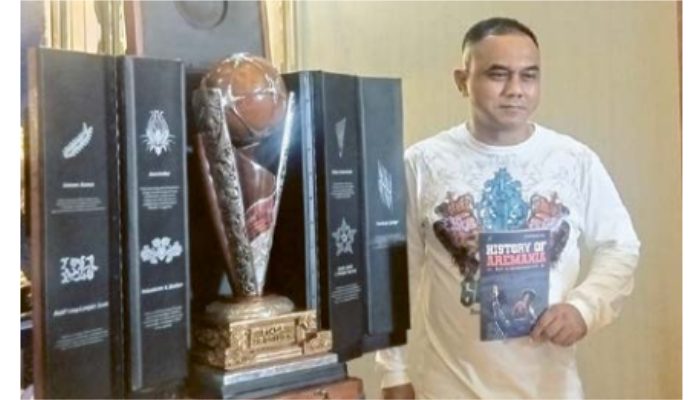 KREATIF: Arief Wibisono meluncurkan buku History of Aremania di kantor Arema FC Kandang Singa, Sabtu lalu (10/8).