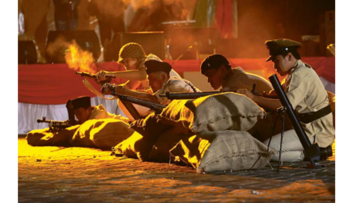 SERU: Warga Perumahan Istana Dieng bersama Komunitas Reenactor Ngalam dan komunitas mobil jeep menyuguhkan teatrikal Malang Bumi Hangus tadi malam (11/8).