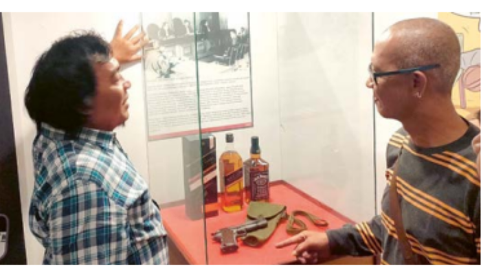 BAGIAN SEJARAH: Komeng melihat pistol asli yang disimpan di dalam kotak kaca Museum Srimulat, Kota Batu, pada 8 Agustus lalu. Pistol itu pernah membuat Gepeng (anggota Srimulat) dihukum lima tahun.