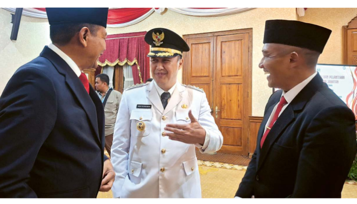 BERGANTI PIMPINAN: Wahyu Hidayat, Pj Wali Kota Malang Iwan Kurniawan dan Sekda Kota Malang Erik Setyo Santoso berbincang setelah menjalani prosesi serah terima jabatan di Grahadi, Surabaya.