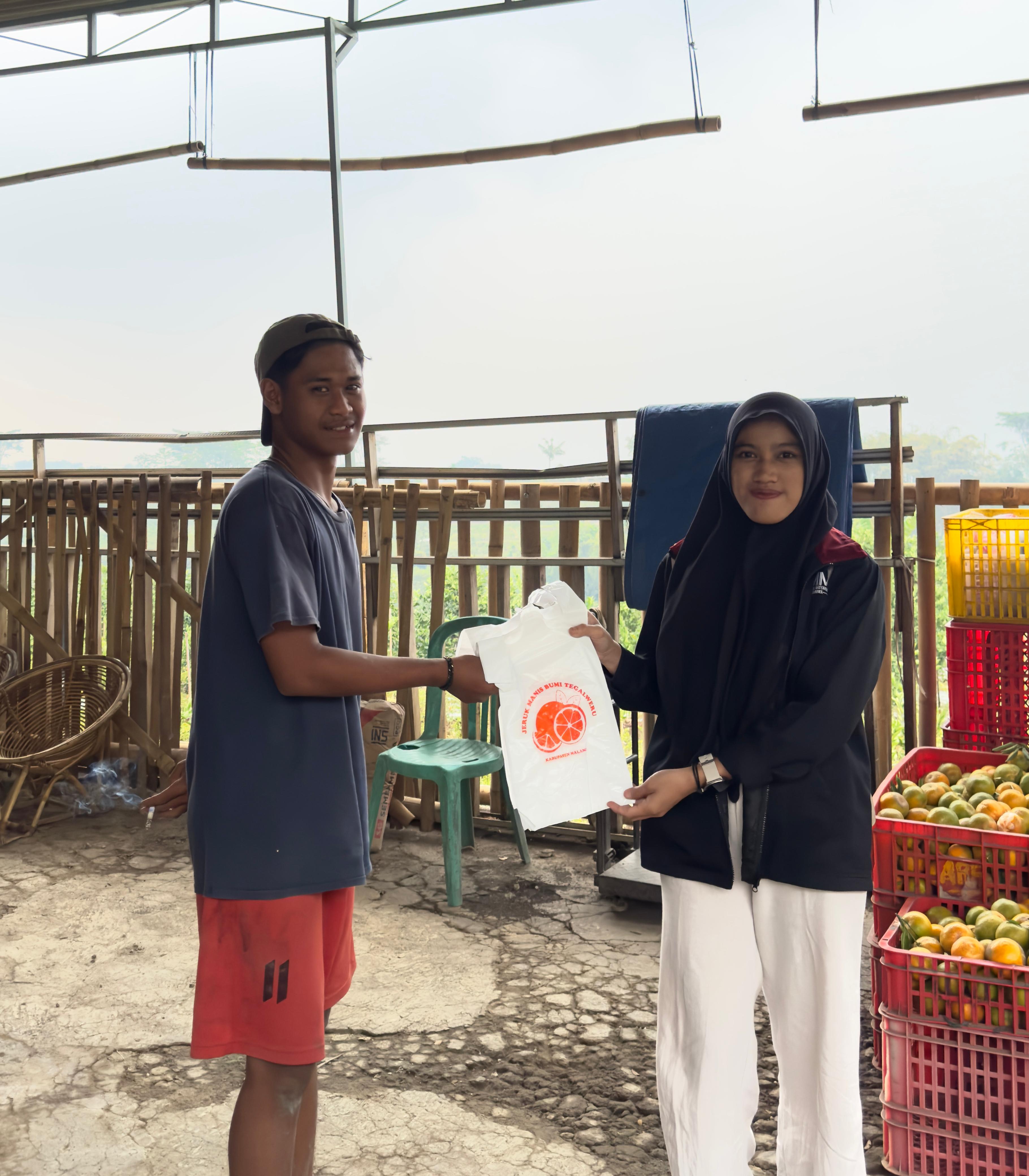 Pembagian kantong plastik sebagai  branding produk kepada pelaku usaha