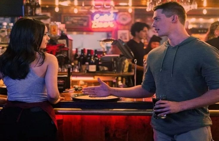 Pemeran utama pada film Purple Hearts.
