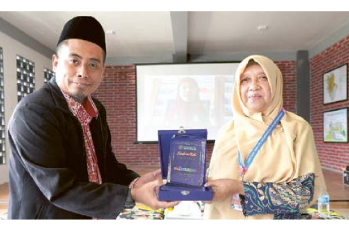SALING SUPPORT: Momen pemberian cenderamata oleh SD Alam Ar Rohmah kepada SD Muhammadiyah 4 di akhir sesi kunjungan.