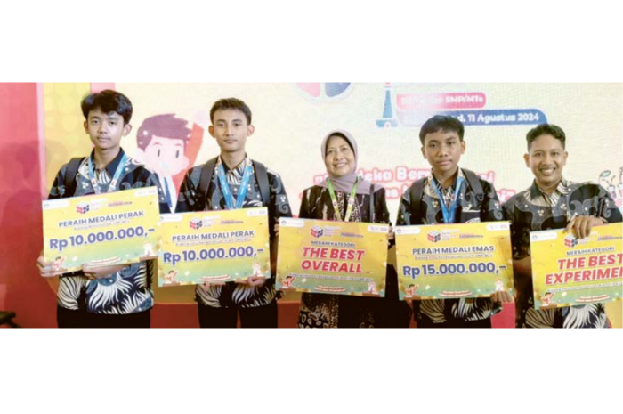 Siswa MTsN 1 Kota Malang memamerkan hasil prestasi yang diraih beberapa waktu lalu.