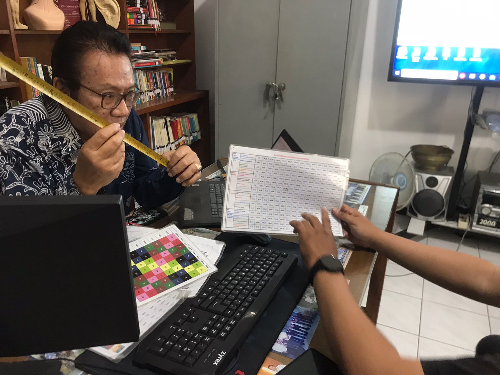 Drs Hariadi, ahli feng shui asal Malang menunjukkan tabel untuk memperhitungkan lebar pintu yang hoki