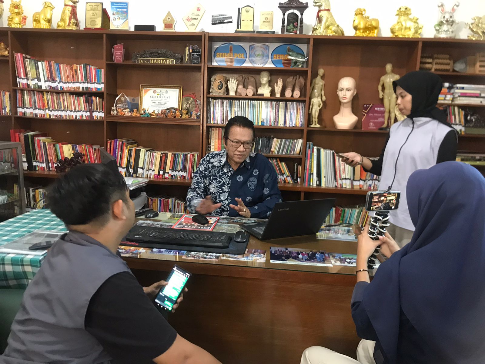 Drs Hariadi menjelaskan soal ilmu feng shui yang berkaitan dengan perwarnaan tembok di kantor