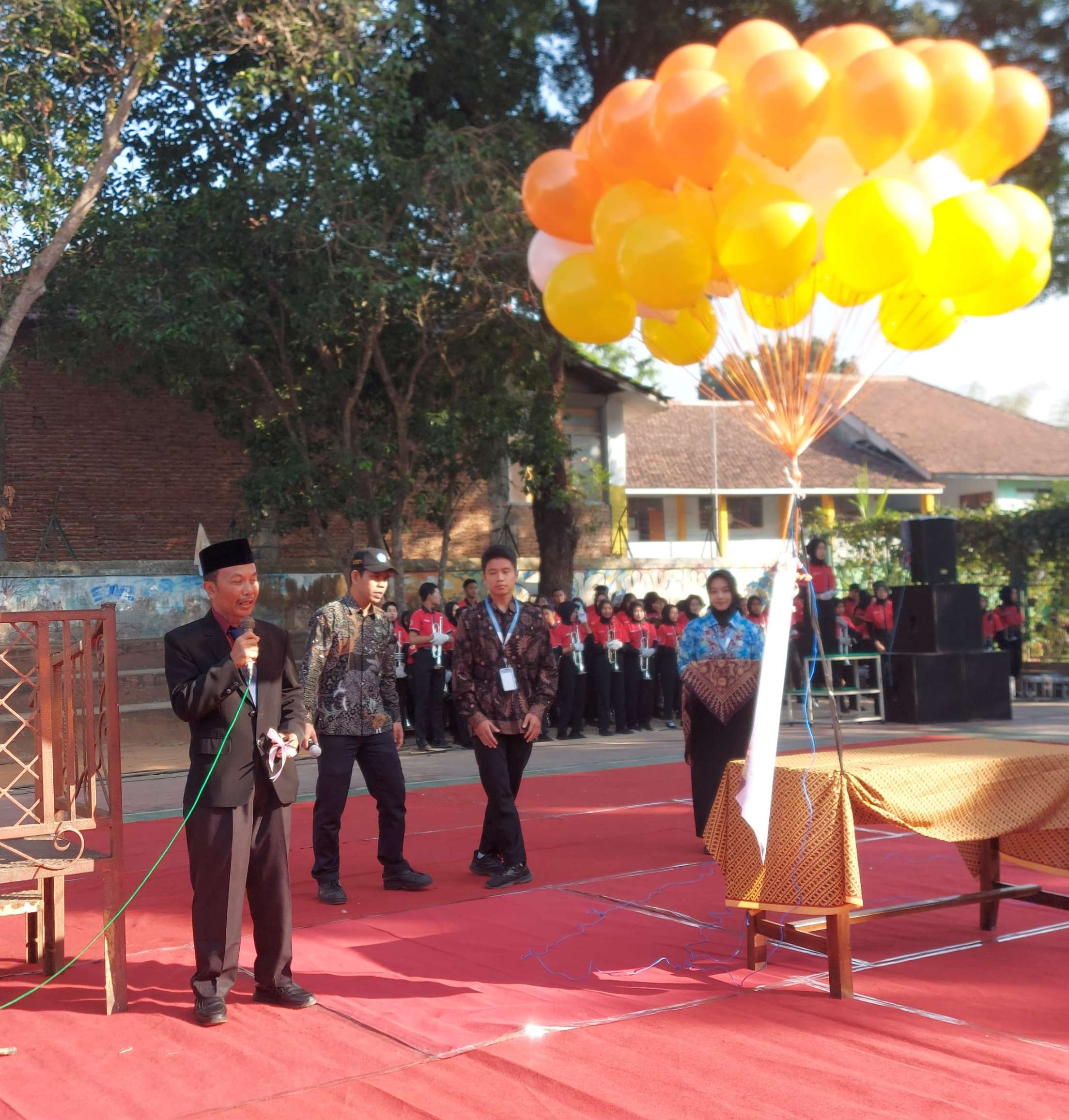 UPACARA HUT-47: Kepala SMAN 1 Kepanjen Drs Sugeng Satrio Utomo SPd MPd (kiri) memberi sambutan di hadapan para pelajar kemarin (13/8).