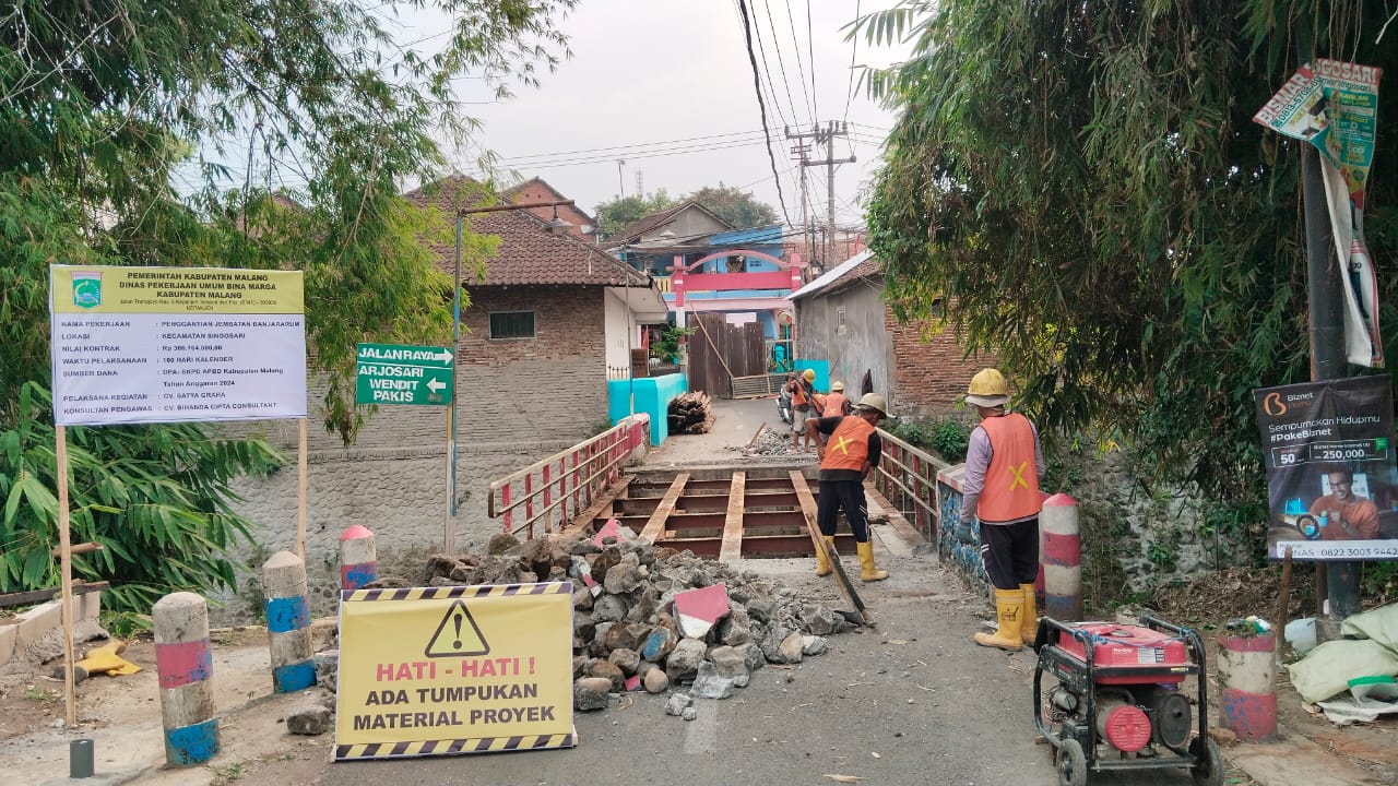 INFRASTRUKTUR: Para pekerja mulai memperbaiki jembatan di Desa Banjararum, Kecamatan Singosari, Kabupaten Malang yang rusak sejak Januari lalu.