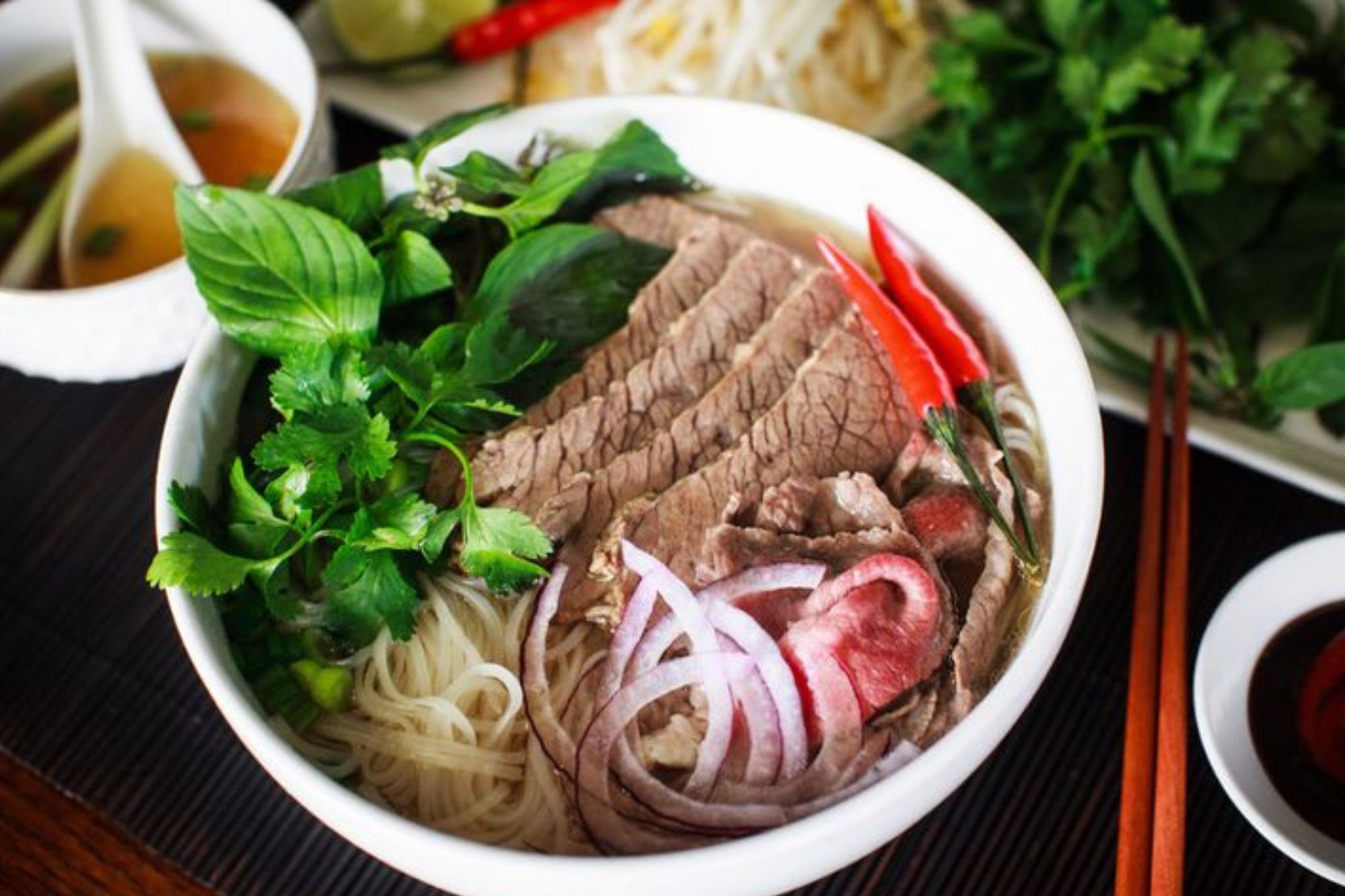 Sajian Kuliner Pot Beef Pho Khas Vietnam (source: pinterest)
