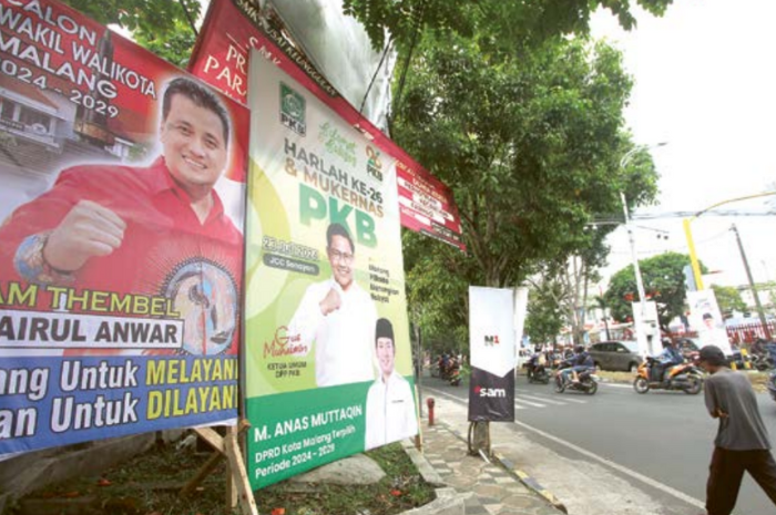 MULAI MENJAMUR: Sejumlah spanduk politik terpasang di Jalan Langsep, Kecamatan Sukun, kemarin siang.