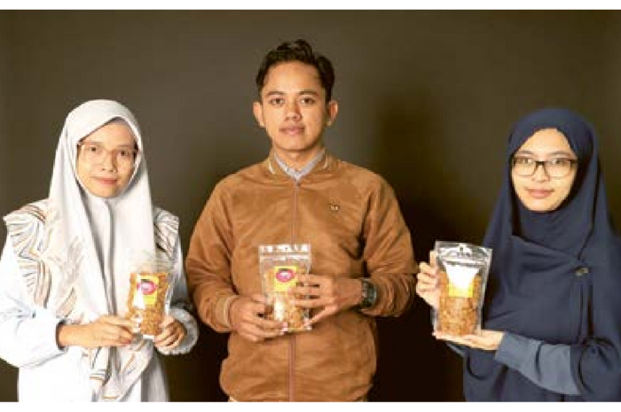 PENGABDIAN: Tim pengabdian Polinema membantu pebisnis muda dalam memasarkan produk secara online.