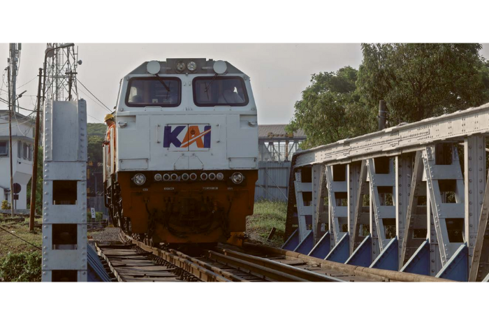 SEMPAT TERGANGGU: Kereta api melintas di viaduk Buk Gluduk. Perjalanan sempat terganggu karena gempa yang terjadi kemarin pagi.