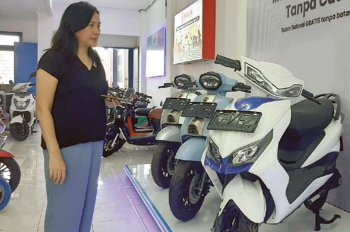SEMAKIN DIMINATI: Varian motor listrik di store Mister E-Bike semakin banyak.