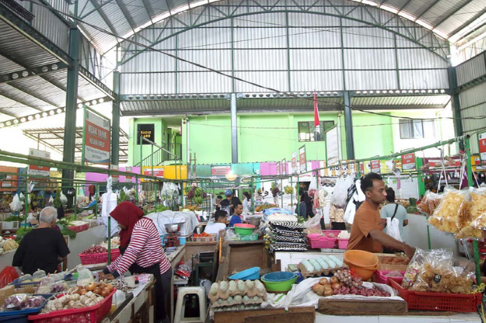 TETAP WASPADA: Harga sejumlah besar bahan pokok di Pasar Oro-Oro Dowo masih bisa dijangkau warga. Pemkot Malang bersiap untuk mengawalnya.