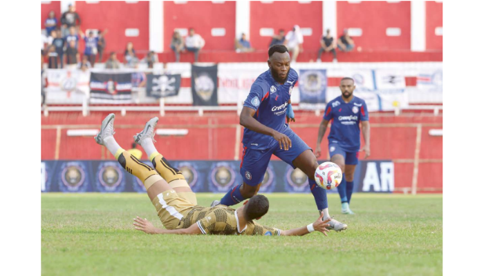 PERBAIKI FASILITAS: Charles Lokolingoy (kanan) berhasil melewati pemain Dewa United Angelo Meneses di Stadion Soepriadi, Senin lalu (12/8).