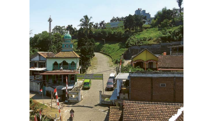 BERUBAH TOTAL: Bangunan Wisma Erni di atas bukit yang dulu sangat ikonik sudah dirobohkan. Saat ini dalam proses pembangunan untuk dijadikan Pondok Pesantren Jati Diri Bangsa Merajut Nusantara Shiddiq