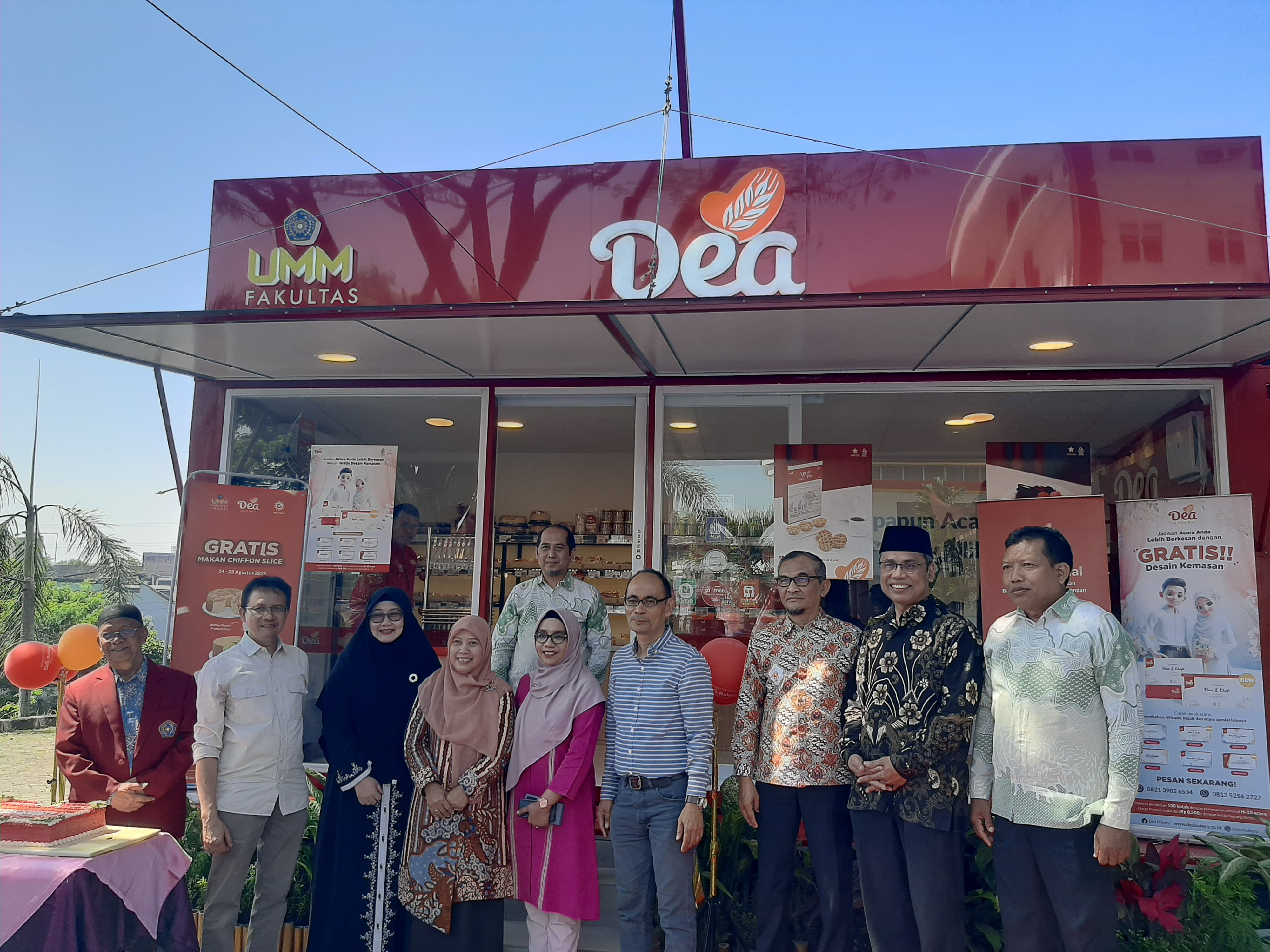Wakil Rektor V UMM, Dekan Fakultas Vokasi UMM, founder Dea Bakery dan undangan usai peresmian siang tadi (14/8).