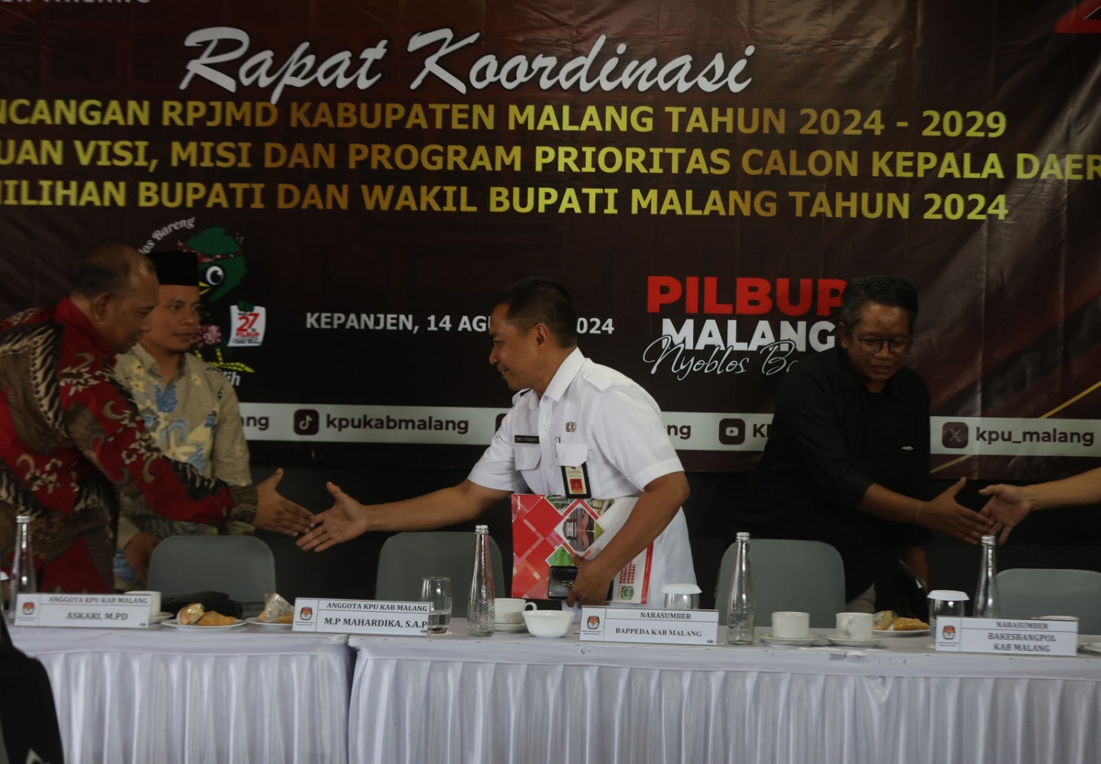 SOSIALISASI: Kepala Bappeda Kabupaten Malang Tomie Herawanto (tengah) menyalami peserta yang menghadiri sosialisasi di Grand Miami Hotel Kepanjen kemarin (14/8)