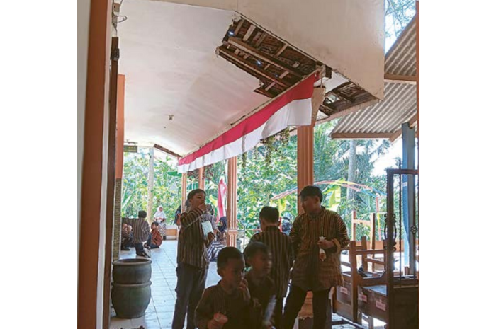 BUTUH PERBAIKAN: Sebagian atap di SDN Gondowangi II Wagir rusak. Pihak sekolah memasang kayu penyangga agar tidak roboh dan menimpa siswa.