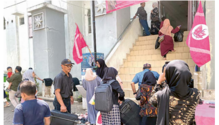 JADI SANTRI: Mahasiswa baru Universitas Islam Negeri Maulana Malik Ibrahim Malang mulai berdatangan dan siap menjalani program ma&rsquo;had kemarin. Mereka akan tinggal di asrama selama setahun.