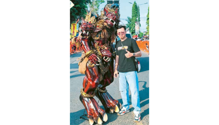 EKSOTIS: Alfian Cahya menunjukkan kostum karyanya yang terinspirasi karakter Rahwana saat mengikuti acara Jember Fashion Carnaval pada 3 Agustus lalu.