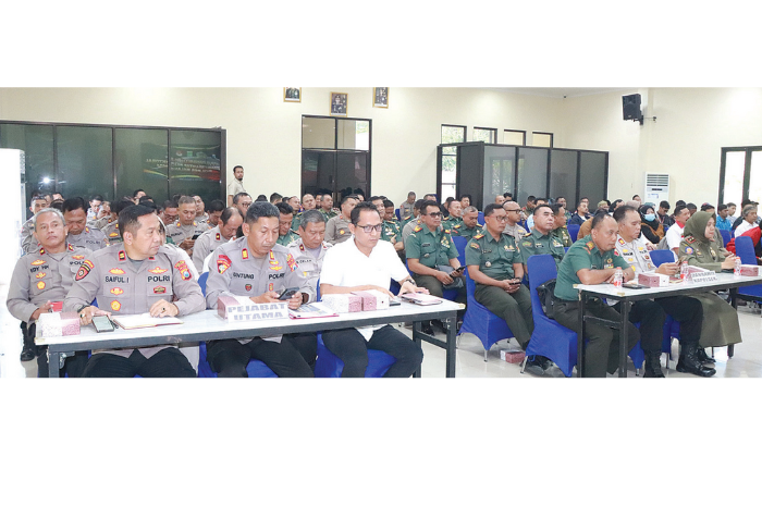 ANTISIPASI KECURANGAN: Ratusan personel TNI-Polri mengikuti rakor pengamanan Pilkada 2024 di aula Mapolres Malang.