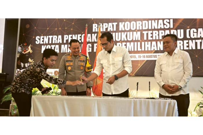 SAMBUT PILKADA: Ketua Bawaslu Kota Malang Mochmad Arifudin (dua dari kanan) meresmikan pembentukan Sentra Gakkumdu di The Shalimar Hotel, kemarin.