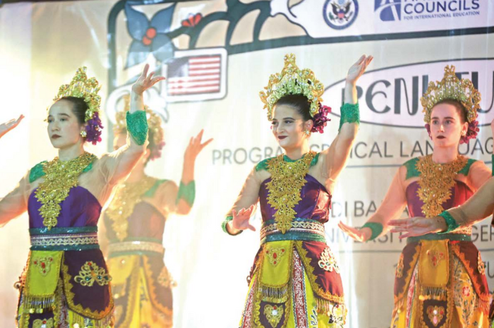 TUNTASKAN STUDI: Mahasiswa asing asal Amerika Serikat menunjukkan kebolehannya menari di Gedung Sasana Budaya Universitas Negeri Malang (UM), kemarin.