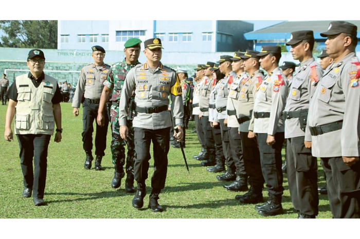 SIAP MENGAWAL: Kapolresta Malang Kota Kombes Pol Budi Hermanto mengecek kesiapan personel gabungan sebelum terjun mengamankan pilkada kemarin.
