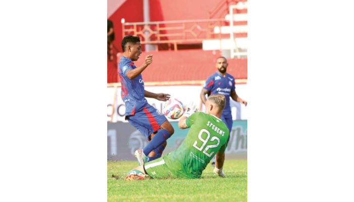 FOKUS RECOVERY: Salim Tuharea (kiri) berusaha berebut bola dengan kiper Dewa United Sonny Stevens dalam laga BRI Liga 1, Senin lalu (12/8).