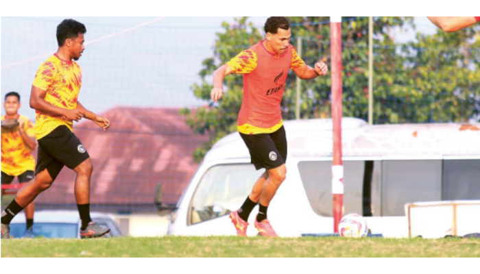 BERPELUANG TAMPIL: Pablo Oliveira (tengah) berusaha melepaskan umpan dalam sesi latihan di ARG Soccer Field Lawang, Rabu lalu (14/8).