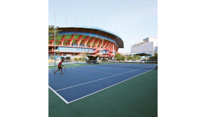 Atlet tenis Kota Malang berlatih di lapangan tenis outdoor Stadion Gajayana, kemarin.