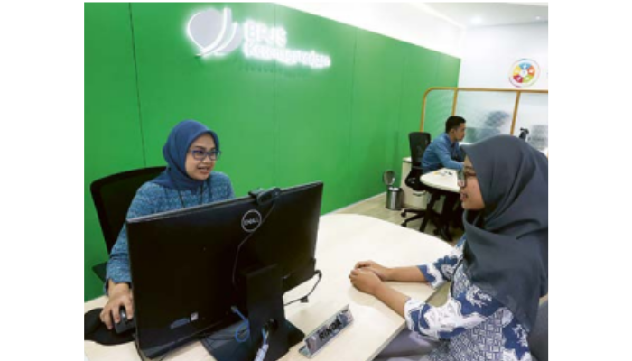 BISA VIA ONLINE: Pegawai BPJS Ketenagakerjaan melayani salah satu warga yang mengajukan klaim, kemarin.