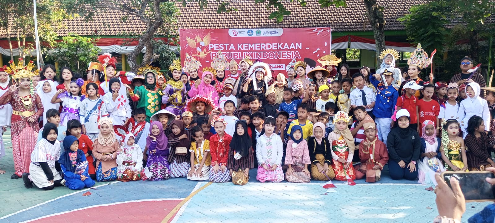 DEDIKASI : Kepala Sekolah bersama siswa SDN Purwodadi 1 memakai baju adat dan pahlawan didampingi wali murid saat peringatan HUT RI ke-79, Kamis (15/8).