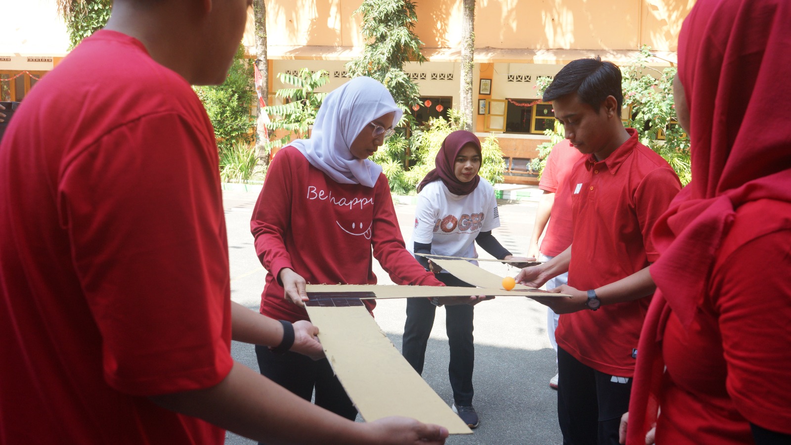 FOKUS : Kekompakan guru SMPN 3 Malang, saat mengikuti lomba memperingati HUT RI ke-79, kemarin (15/8).