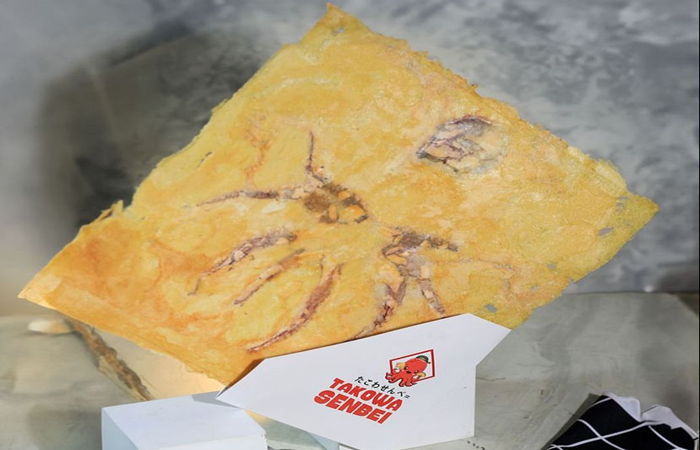 Takowa Senbei yang merupakan jajanan viral khas Jepang pertama di Kota Malang.