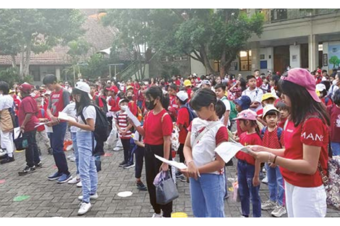BERI SEMANGAT : Motivasi dari Kepala Sekolah Kusrini Setyowati SPd MPd kepada seluruh siswa SDK Cor Jesu sebelum perlombaan dimulai.